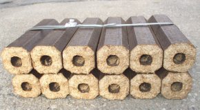 Foto: Holzbriketts auf Palette