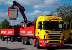 Foto: Baustoff-LKW mit Ladekran